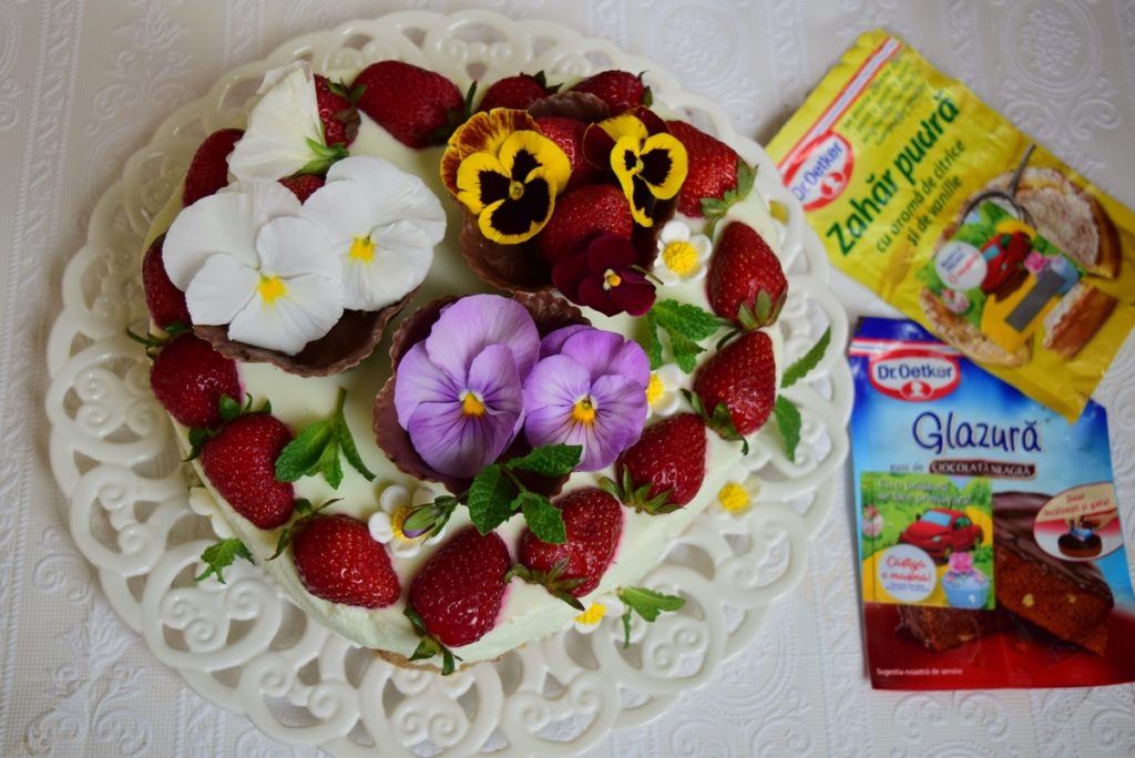 Cheesecake cu aromă de mentă și căpșuni