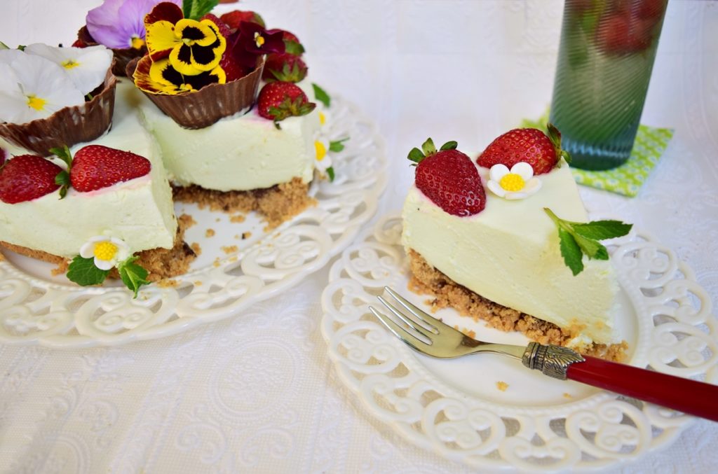 Cheesecake cu aromă de mentă și căpșuni porționat
