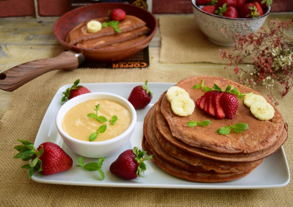 Pancakes cu banane și căpșune