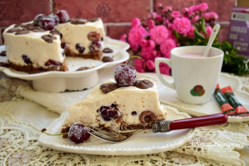 Cheesecake cu cireșe și green sugar porționat pe farfurie cu furculiță și pe platou