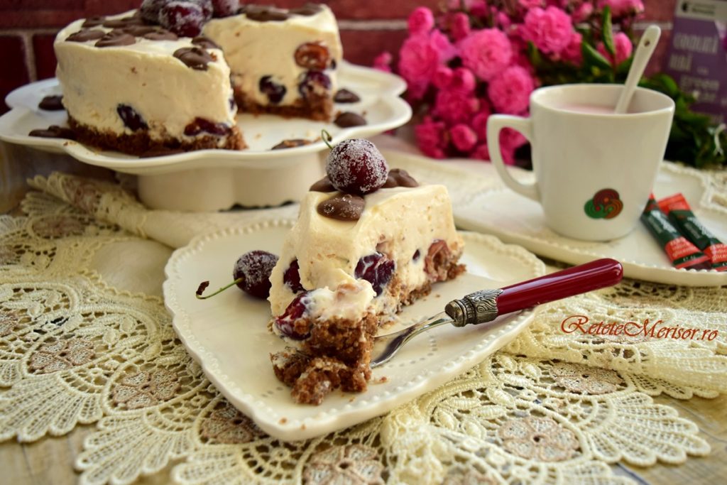 Cheesecake cu cireșe și green sugar porționat pe farfurie cu furculiță și pe platou