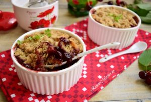 Crumble cu cireșe și musli