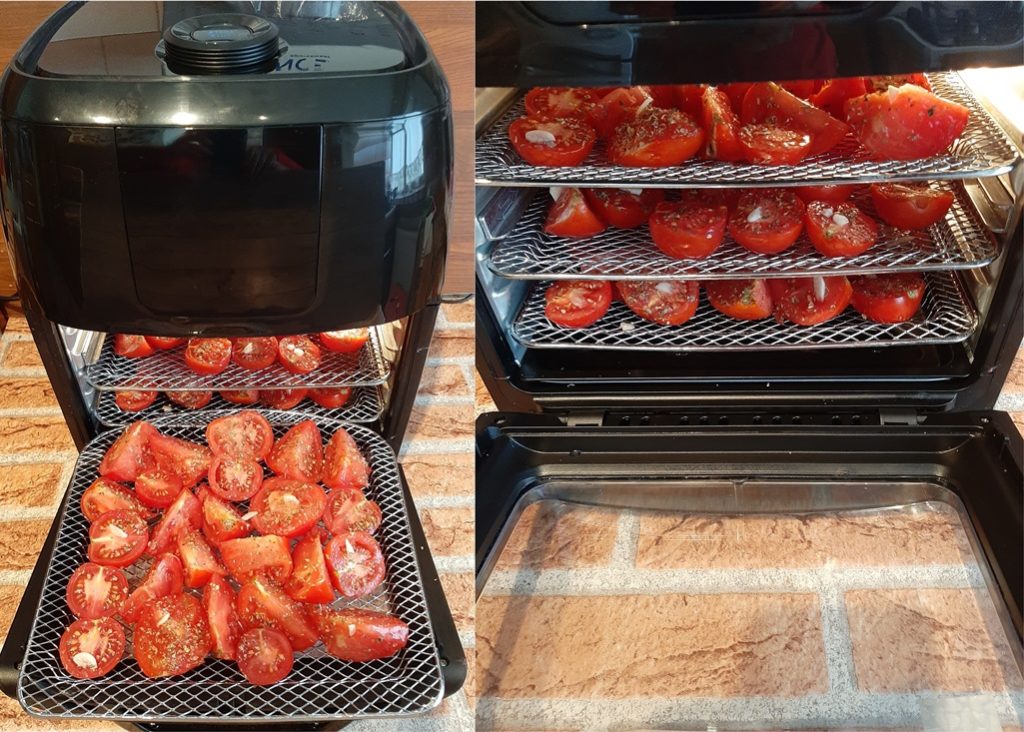 Colaj de poze cu roșiile așezate în friteuză pentru deshidratare