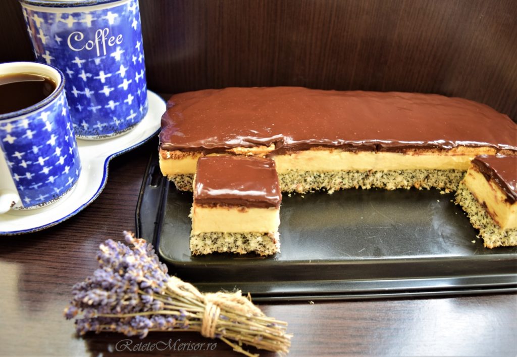 Porție de prăjitură Picnic sau Prăjitura Tosca alături de prăjitura secționată, un set de cafea și un buchet de lavandă