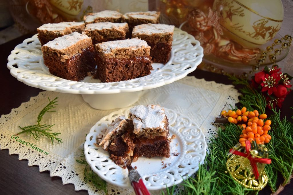 Brownie cu gem de caise și bezea cu nuci porționată