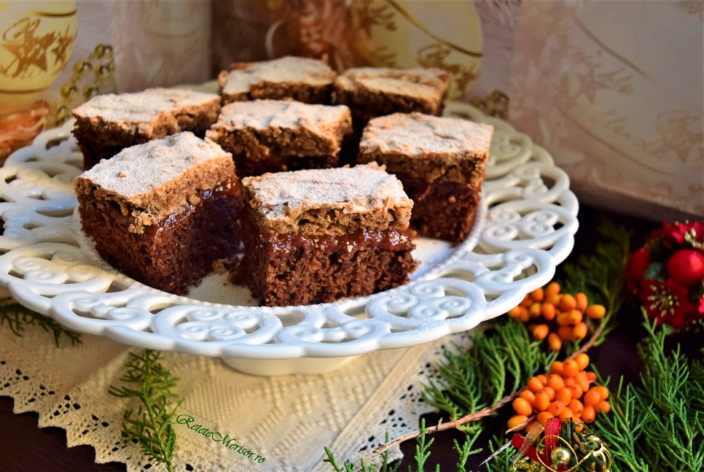 Brownie cu gem de caise și bezea cu nuci