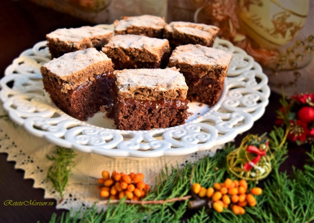 Brownie cu gem de caise și bezea cu nuci