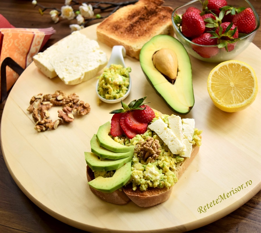 Avocado toast cu brânză și căpșuni