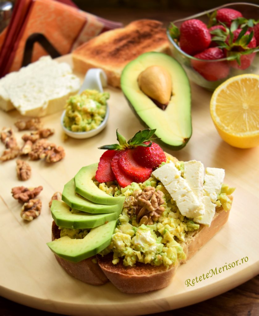 Avocado toast cu brânză și căpșuni