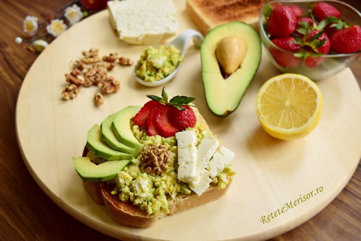 Avocado toast cu brânză și căpșuni