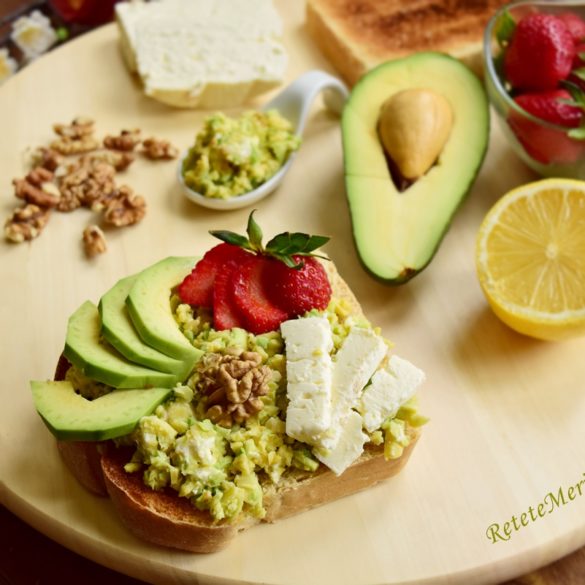 Avocado toast cu brânză și căpșuni