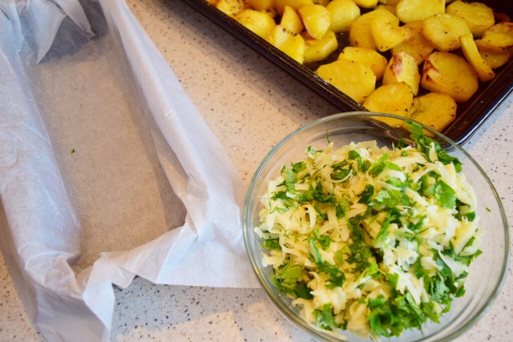 Ingrediente pentru cartofi gratinați cu cașcaval și verdeață