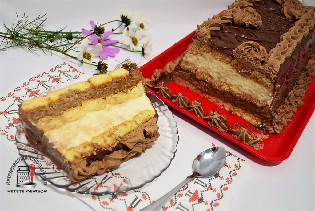 Tort cu mere și budincă de griș pe platou, alături de o porție pe farfurie de sticlă