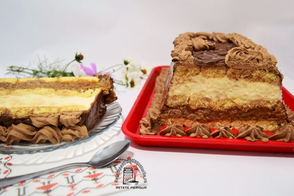 Tort cu mere și budincă de griș, secționat