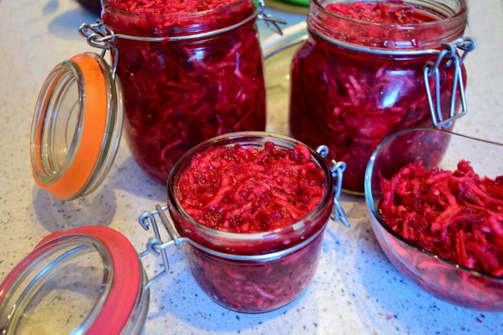 Salată de sfeclă cu hrean și țelină pusă în borcane, pentru iarnă