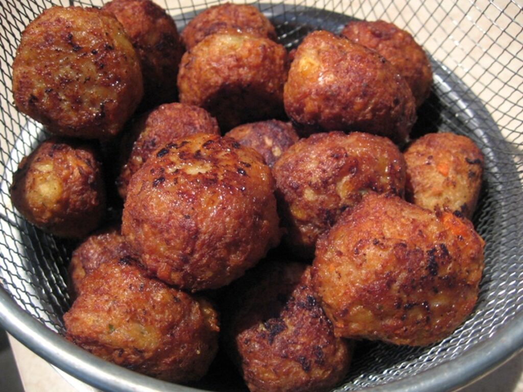 Chiftele din amestec de carne cu legume în sită de scurgere
