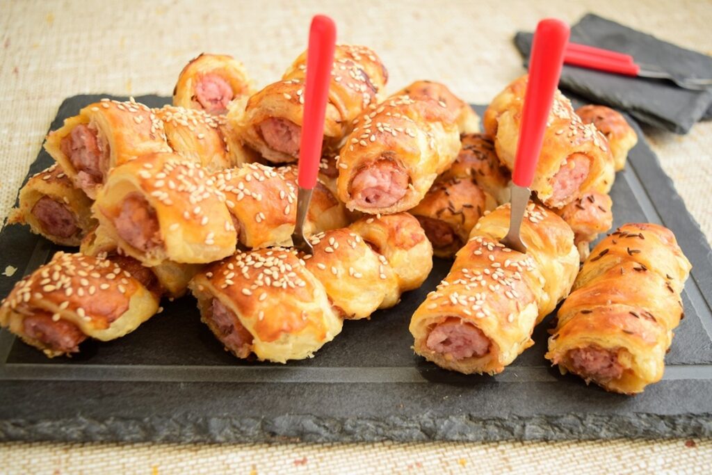 Cârnăciori în foietaj pentru un platou cu aperitive pentru mese festive