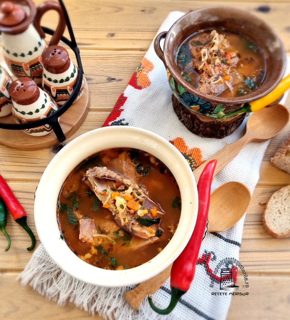 Două porții de ciorbă de vițel cu tarhon și leuștean, pe un ștergar rustic