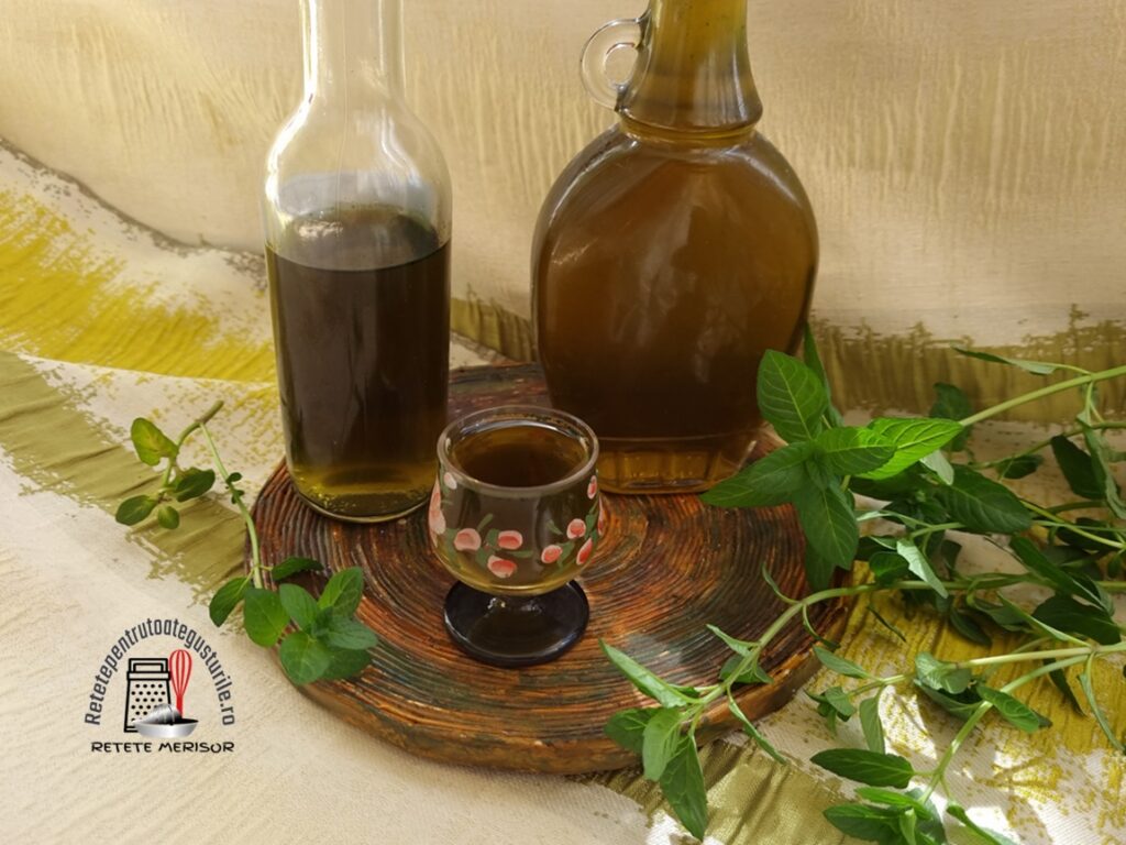 Lichior de lentă în sticle și în pahar, alături de mentă proaspătă