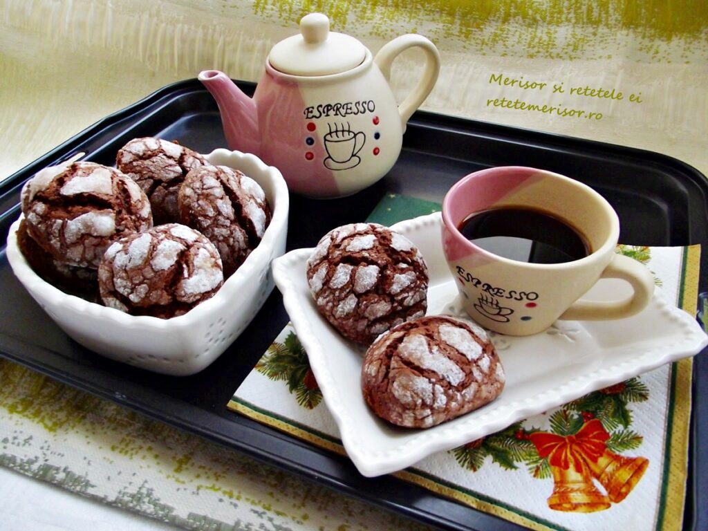 Fursecuri cu ciocolata sau Chocolate Crinkles pentru platoul cu Prăjituri festive pentru Crăciun Fursecuri cu ciocolata sau Chocolate Crinkles pentru platoul cu Prăjituri festive pentru Crăciun