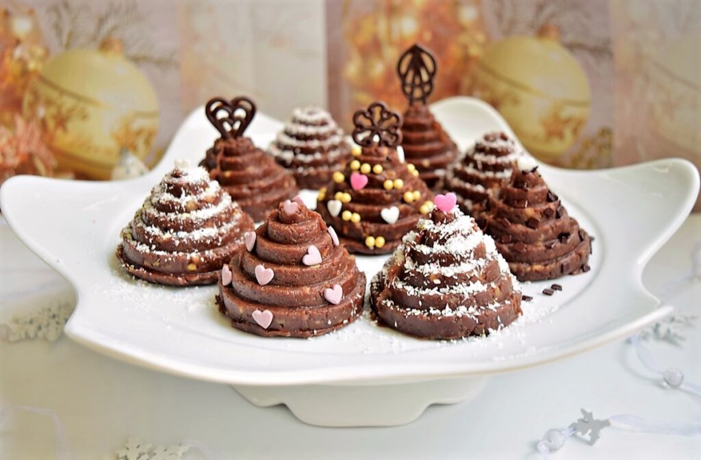 Brăduți de Crăciun din biscuiți cu nucă Brăduți de Crăciun din biscuiți cu nucă