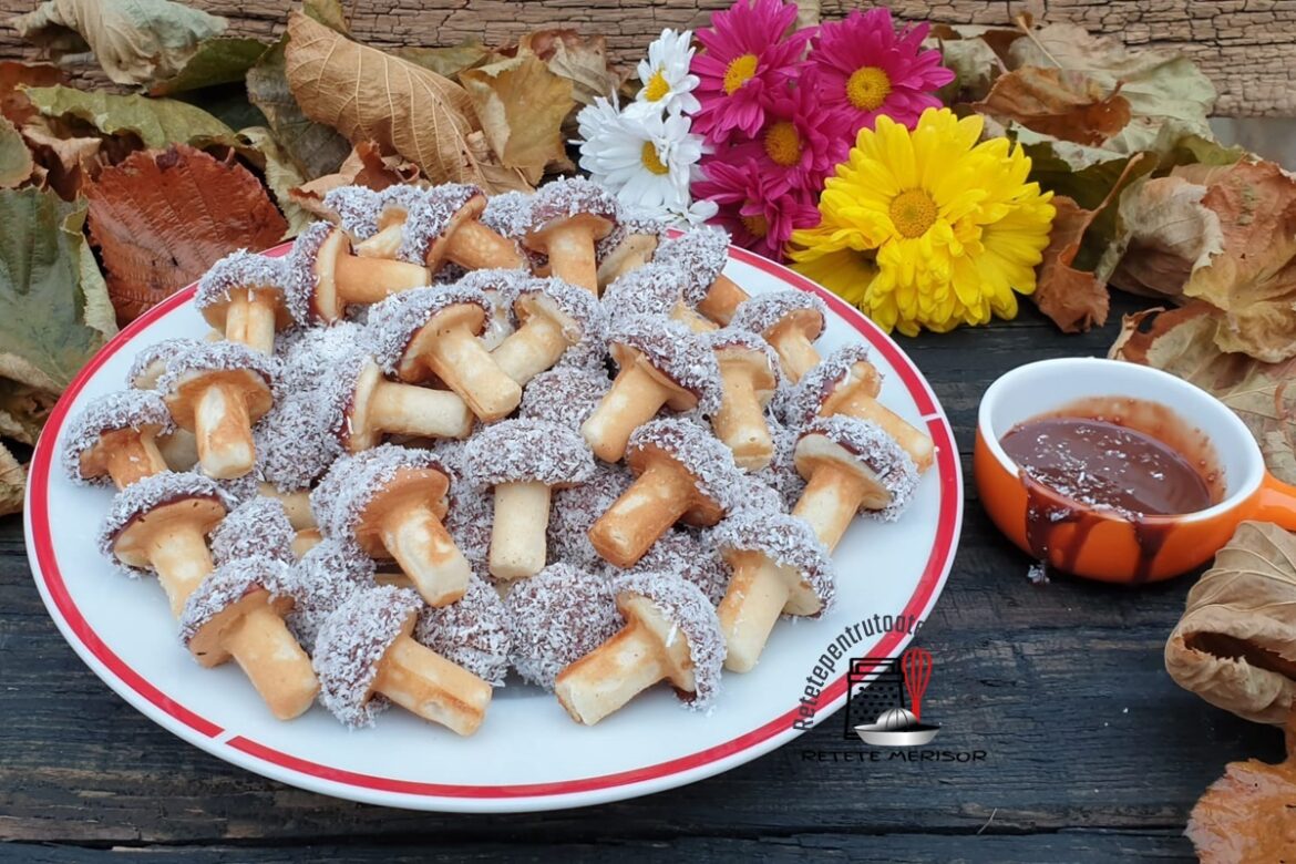 Ciupercuțe glazurate cu ciocolată și cocos pe un platou, într-un decor de toamnă cu flori și frunze uscate, alături de un bol cu ciocolată topită