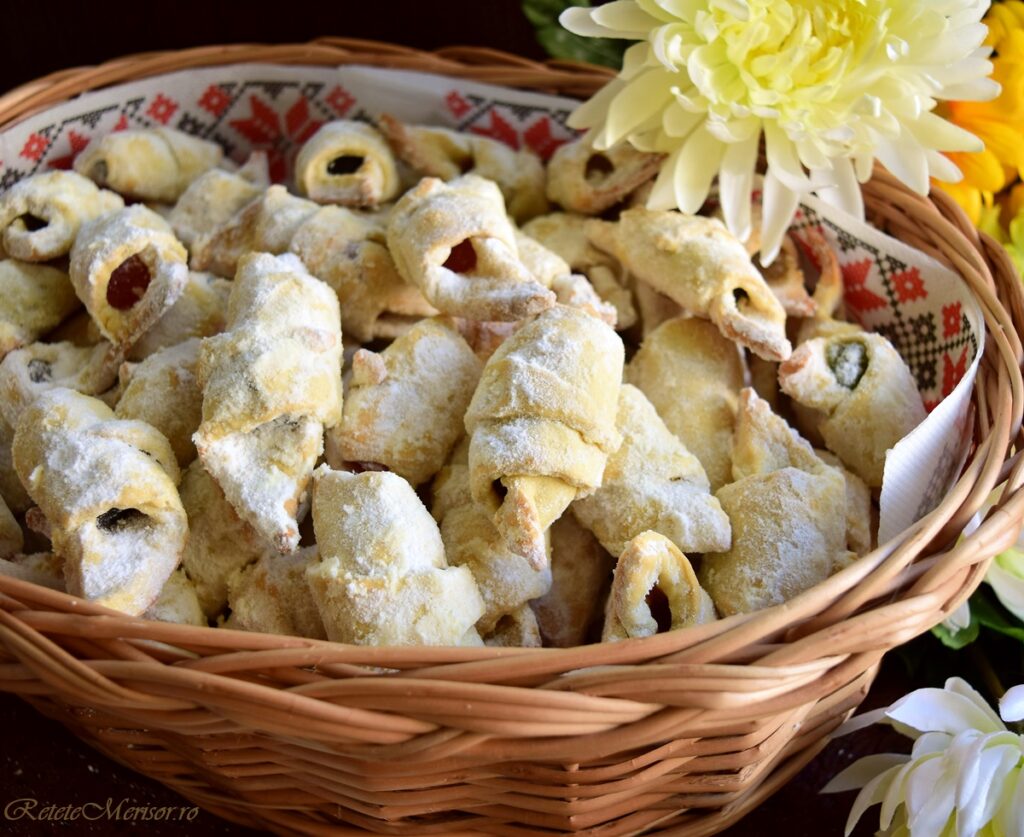 Cornulețe cu rahat multicolor și rahat cu cacao pentru platoul cu prăjituri festive pentru Crăciun Cornulețe cu rahat multicolor și rahat cu cacao pentru platoul cu prăjituri festive pentru Crăciun