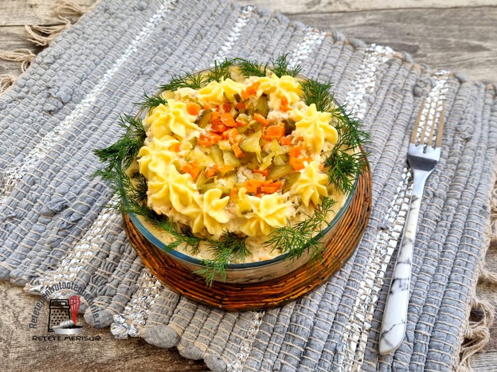 Bol de sticlă cu salată aperitiv, decorată cu mărar Bol de sticlă cu salată aperitiv, decorată cu mărar
