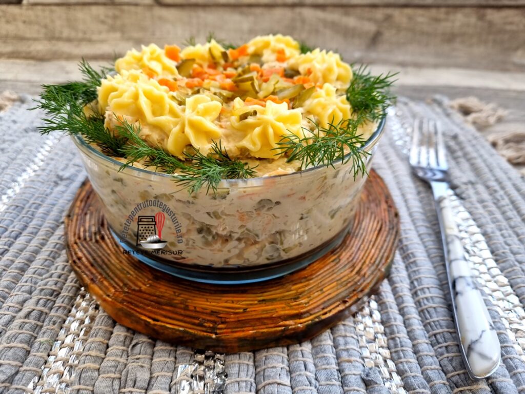 Bol cu salată aperitiv, decorată cu mărar Bol cu salată aperitiv, decorată cu mărar
