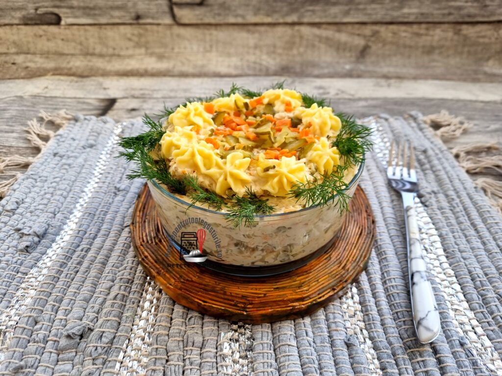 Bol cu salată aperitiv, decorată cu mărar Bol cu salată aperitiv, decorată cu mărar