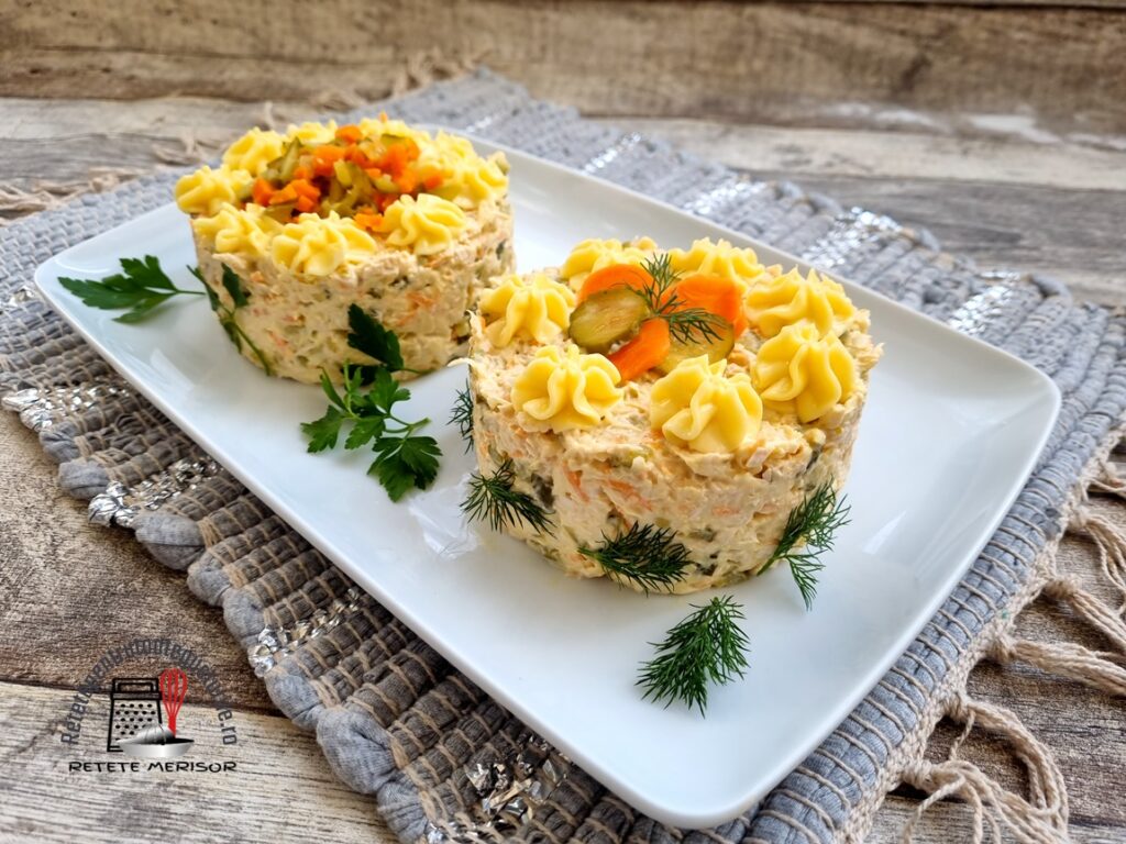 Două porții de salată de pui cu țelină și maioneză, pe un platou alb Două porții de salată de pui cu țelină și maioneză, pe un platou alb