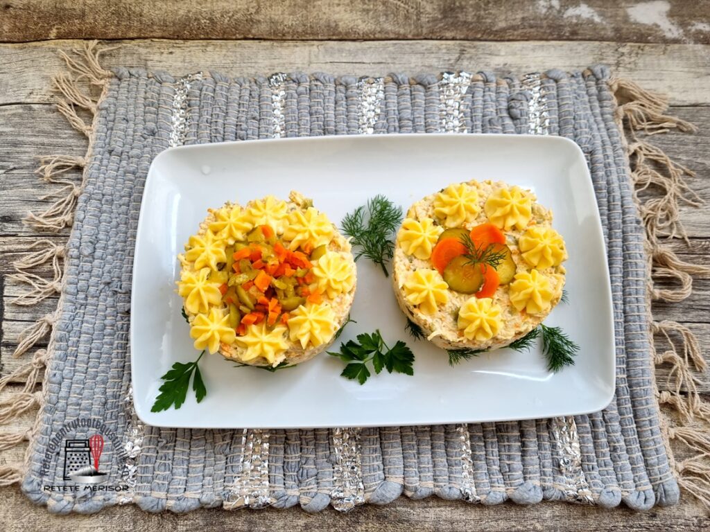 Două porții de salată de pui cu țelină și maioneză, pe un platou alb Două porții de salată de pui cu țelină și maioneză, pe un platou alb