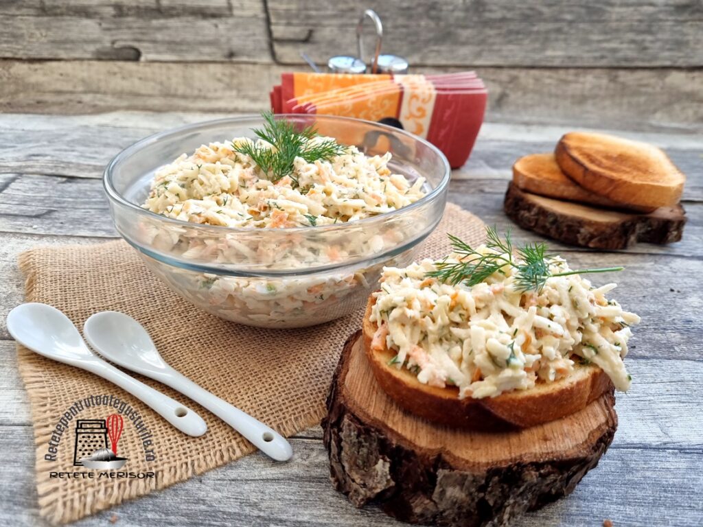 Salată de țelină cu morcov și mere verzi în bol de sticlă și pe felie de pâine, două lingurițe albe, un set de solnițe cu șervețele și două felii de pâine prăjite