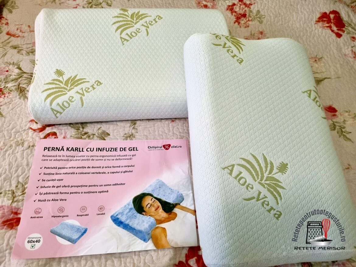 Două perne cu spumă de memorie mărunțită și gel de Aloe Vera alături de eticheta cu detalii