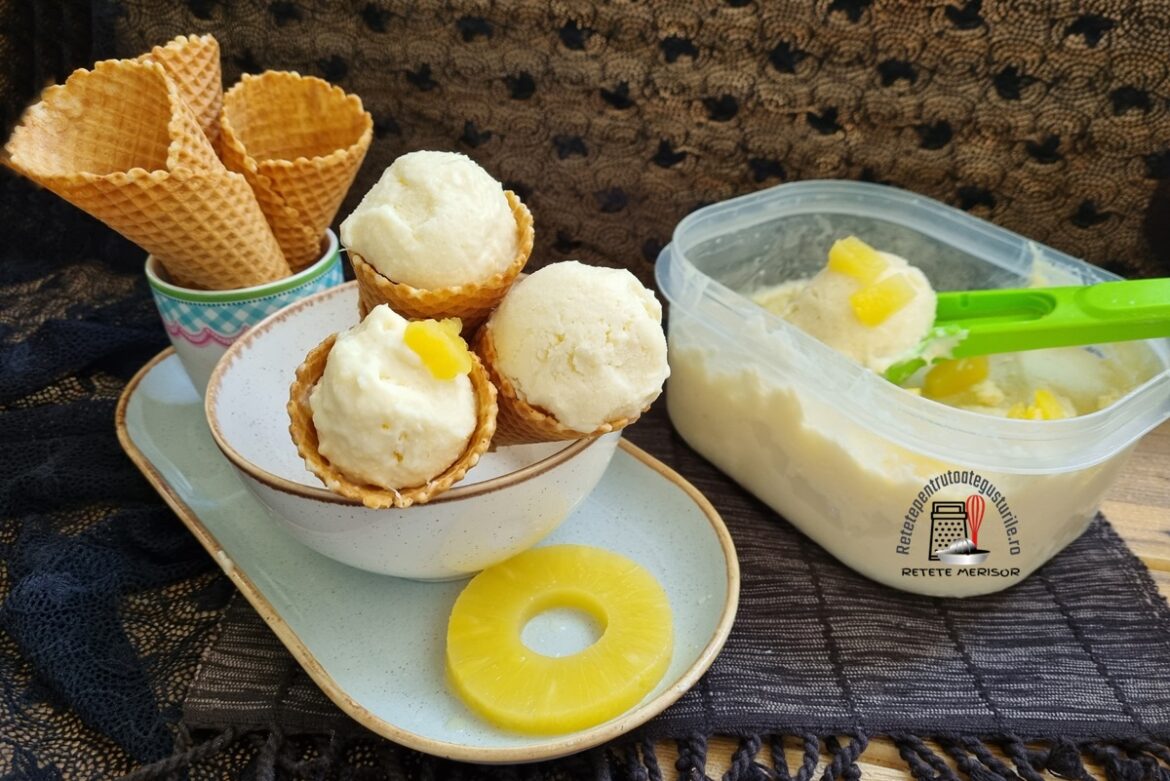 Trei vafe cu înghețată de ananas într-un bol, alături de trei vafe goale pe un platou oval cu o rondea de ananas și lângă el o caserola cu înghețată și lingură verde