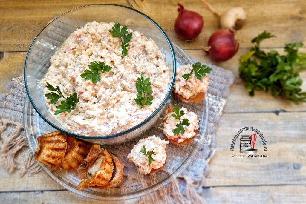 Salată de ciuperci cu ceapă marinată și maioneză în bol de sticlă și în trei coșulețe crocante din pâine