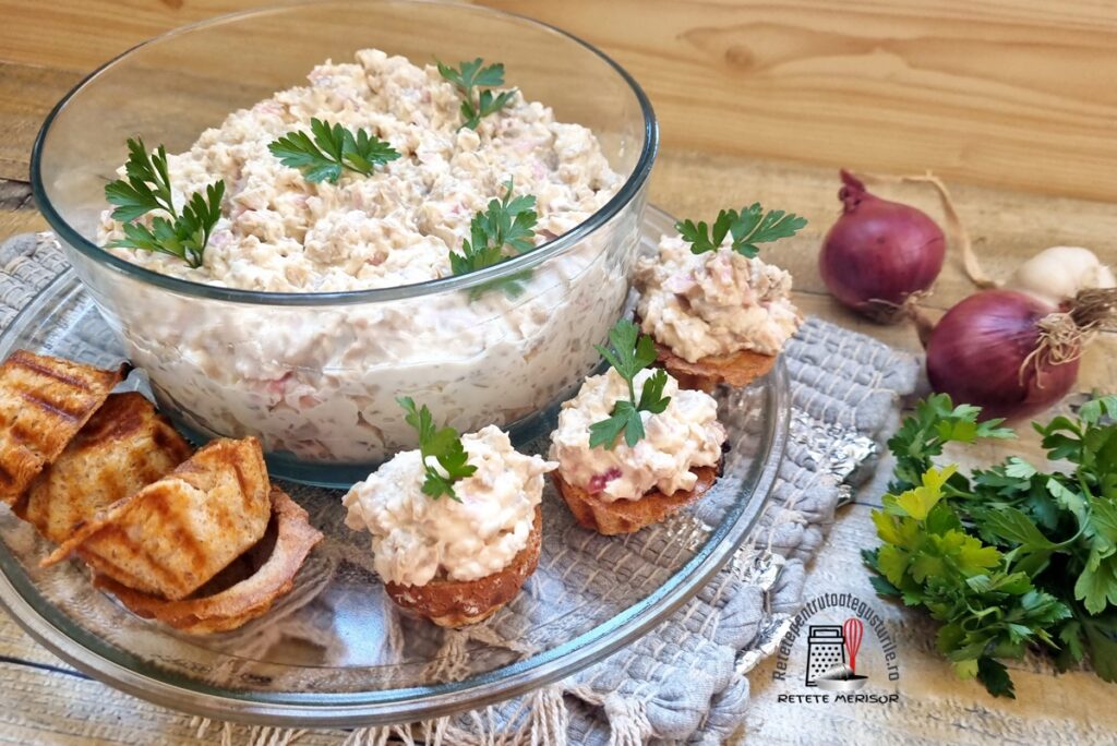 Salată de ciuperci cu ceapă marinată și maioneză în bol de sticlă și în trei coșulețe crocante din pâine