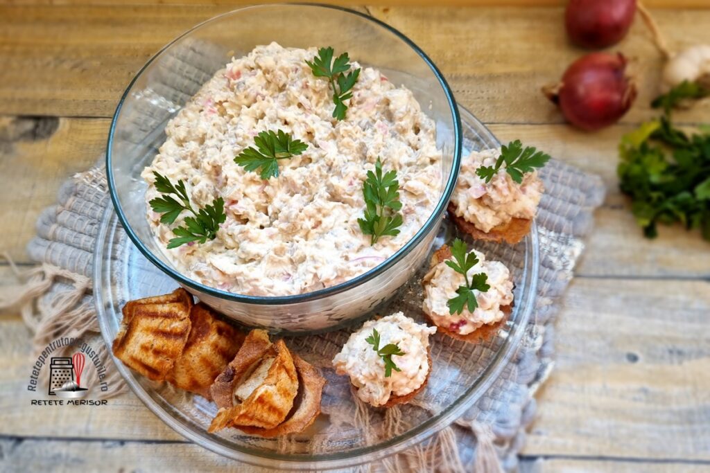 Salată de ciuperci cu ceapă marinată și maioneză în bol de sticlă și în trei coșulețe crocante din pâine