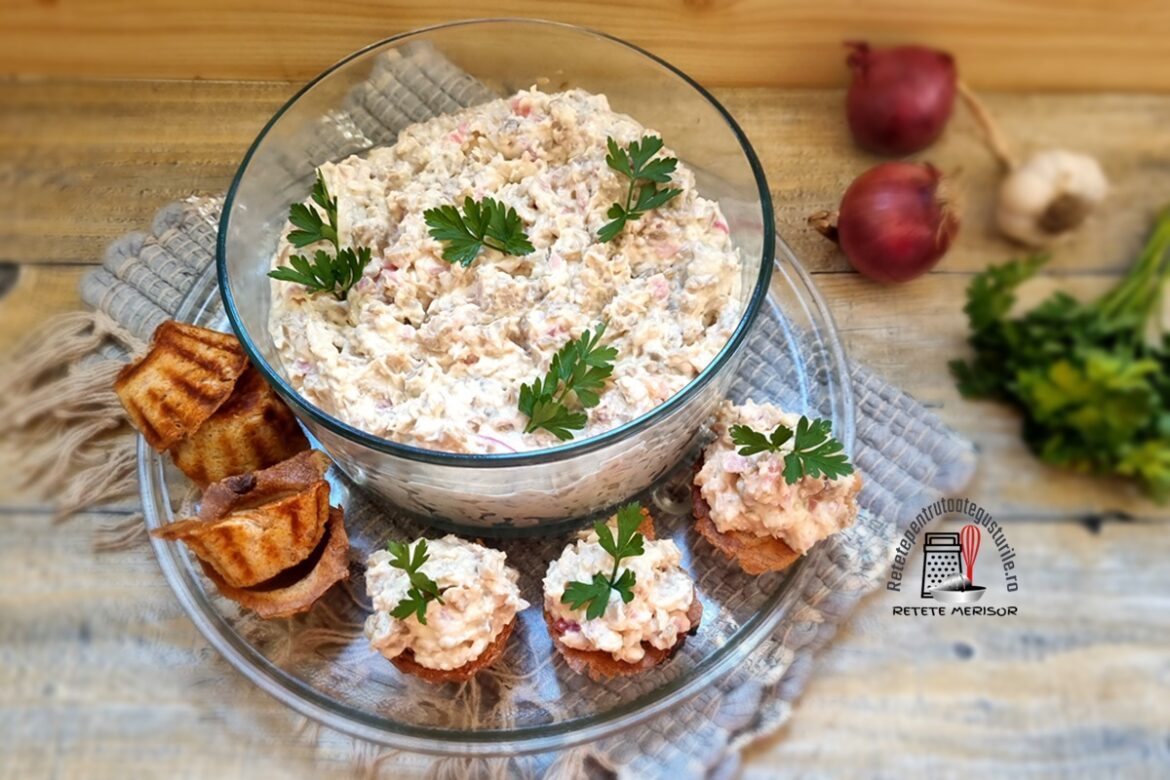 Salată de ciuperci cu ceapă marinată și maioneză în bol de sticlă și în trei coșulețe crocante din pâine