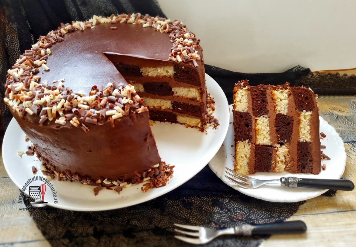 Tort Mozaic sau tort tablă de șah porționat pe farfurie și pe platou, alături de două furculițe