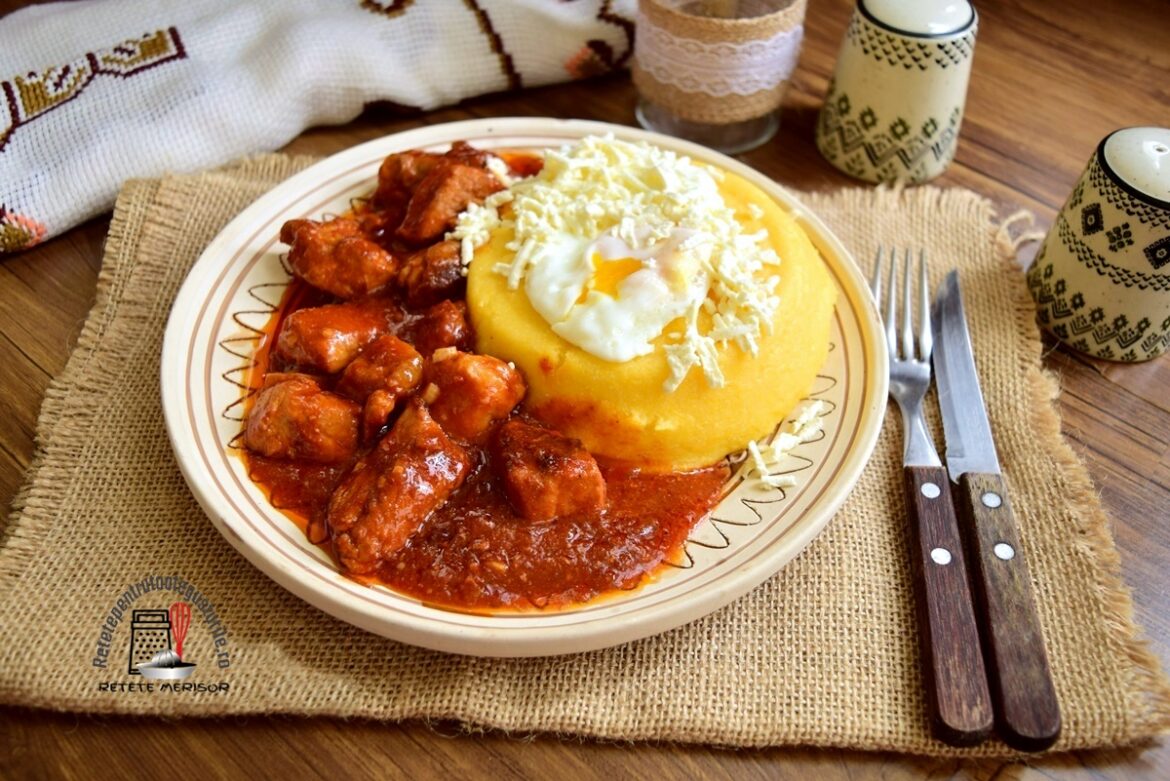 Tochitură dobrogeană( Carne de porc în sos de roșii cu mămăliguță, ou ochi și brânză răzuită)