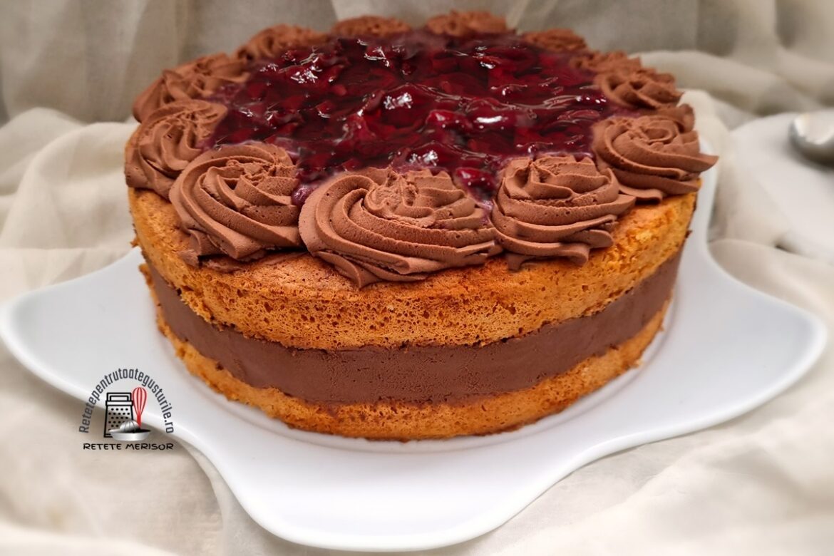 Tort cu ciocolată și jeleu de vișine pe un platou alb