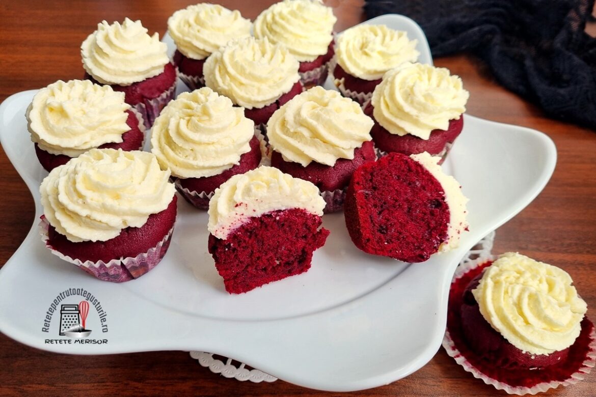Brioșe red velvet cu cremă de cocos pe un platou alb, una secționată în jumătăți și una pe o hârtiuță