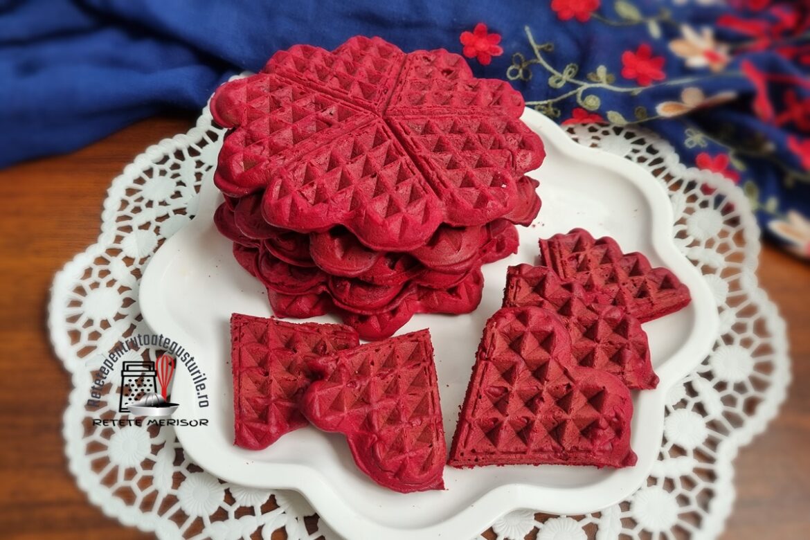 Vafe red velvet cu sfeclă roșie sub formă de inimioare, pe un platou alb