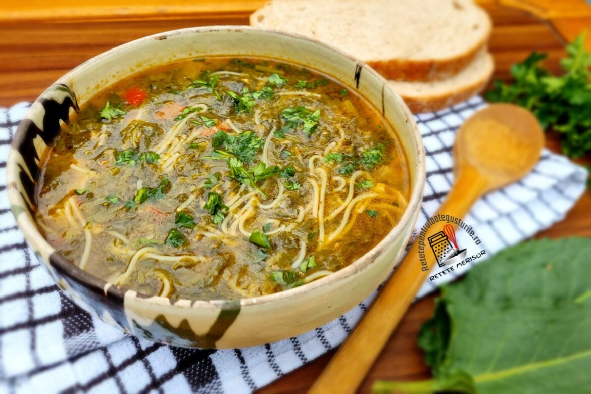 Porție de ciorbă de ștevie cu salată verde și lobodă în bol rustic cu lingură de lemn, alături de două felii de pâine