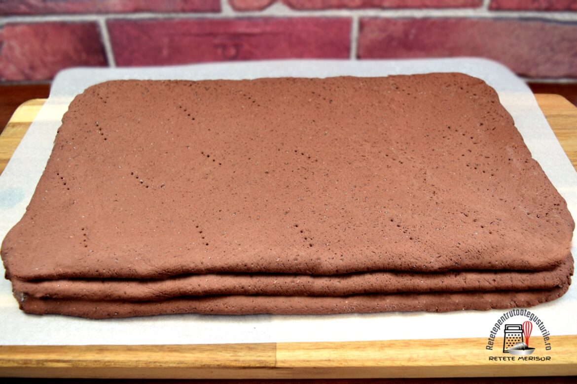 Trei foi fragede cu cacao, de post pe un blat de lemn cu hârtie de copt