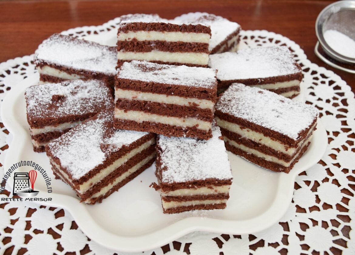 Prăjitură cu cremă de cocos și foi cu cacao, de post, porționată pe un platou rotund și decorată cu zahăr pudră