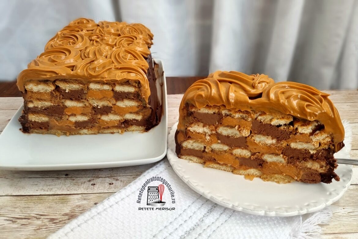 Tort șah cu caramel, ciocolată și pișcoturi secționat pe platou și o porție pe farfurie