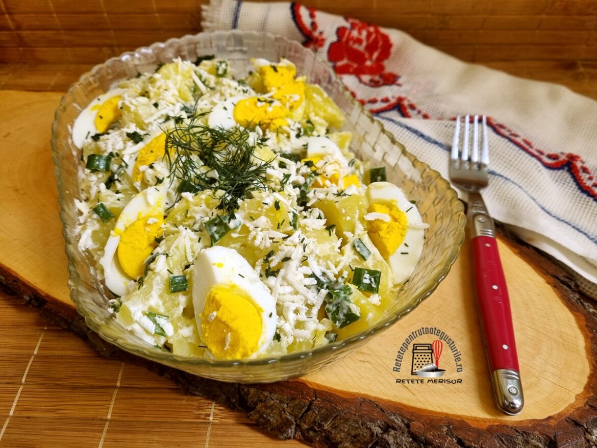 Salată de cartofi cu smântână și usturoi, ouă fierte, ceapă verde și mărar, alături de brânză telemea sărată și smântână