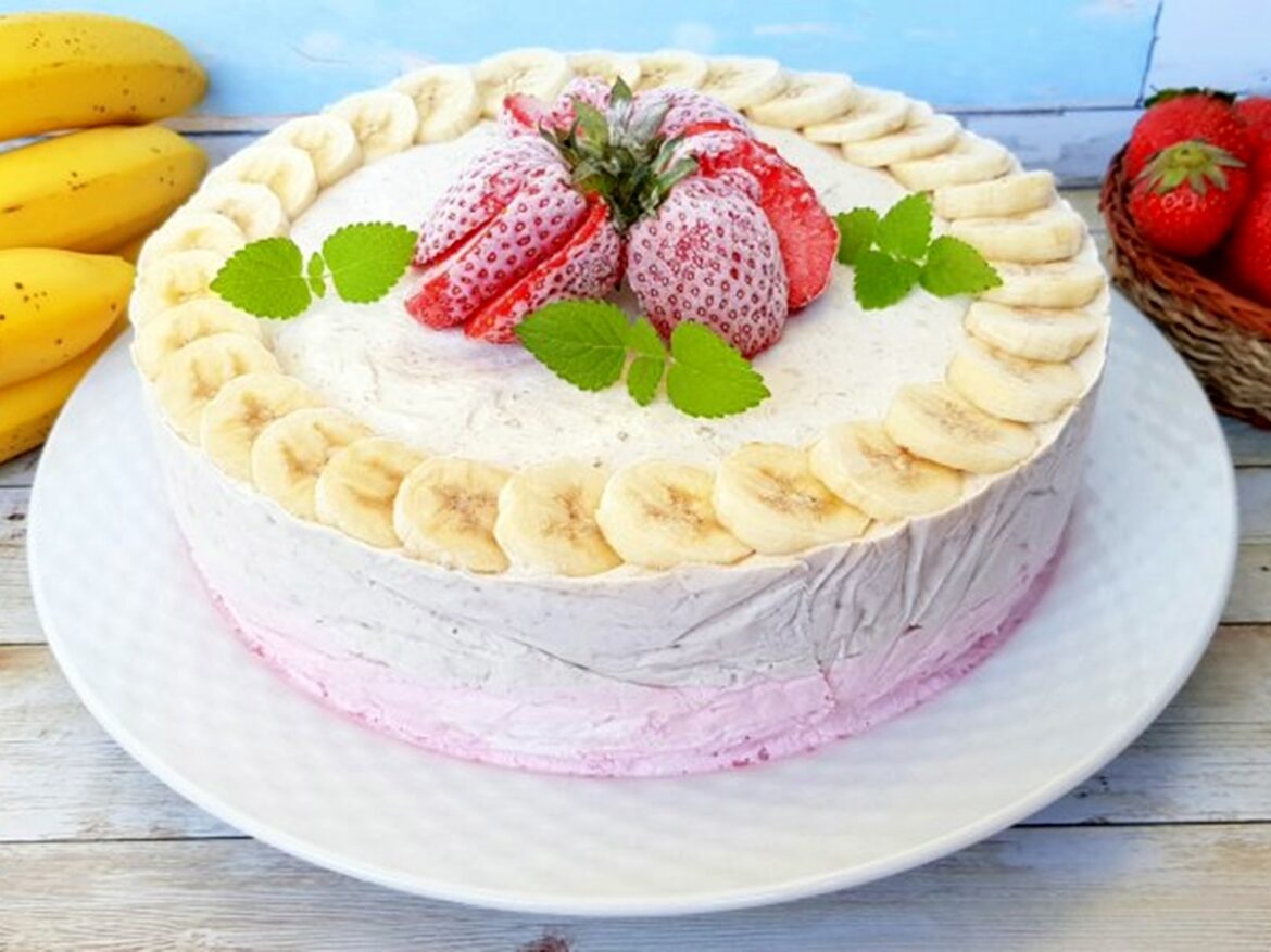Tort duo de înghețată, cu banane și căpșuni